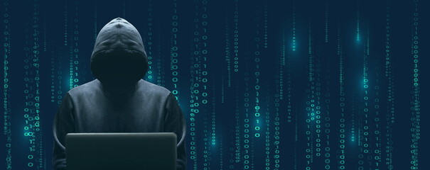 Silhouette décalée sur la gauche du cybercriminel devant son écran d'ordinateur portable sur fond de données binaires cyan