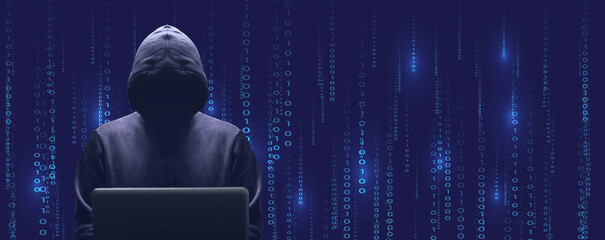 Silhouette décalée sur la gauche du cybercriminel devant son écran d'ordinateur portable sur fond de données binaires bleu