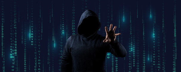 Silhouette du cybercriminel tendant la main pour dérober vos informations sur fond de données binaires noire