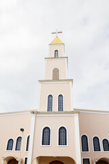 Fototapeta na wymiar Torre da Paróquia Nossa Senhora D'abadia em um dia de céu nublado. Igreja na cidade de Anápolis.