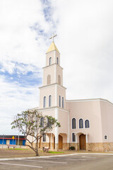 Fototapeta na wymiar Vista lateral da Paróquia Nossa Senhora D'abadia na cidade de Anápolis em Goiás em um dia nublado.