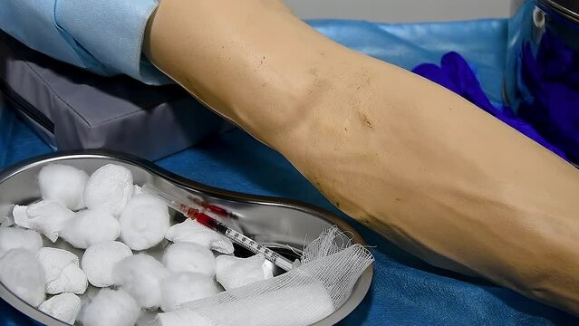 Hand of a medical plastic mannequin for the practice and training of young doctors on a simulator