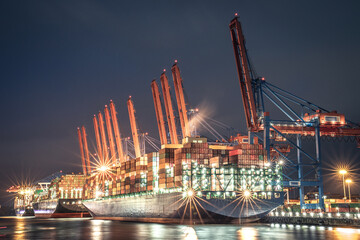 Fototapeta na wymiar Containerschiff im Hamburger Hafen bei Nacht. Cargo Frachter für Import und Export Container Produkte von Asien nach Europa. Logistik in Europa.
