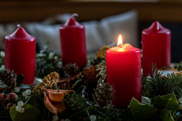 Adventkranz mit leuchtender Kerze