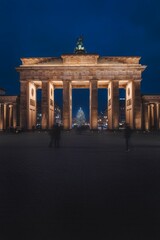 Vertikale Aufnahme des Brandenburger Tors bei Nacht. Berlin, Deutschland.