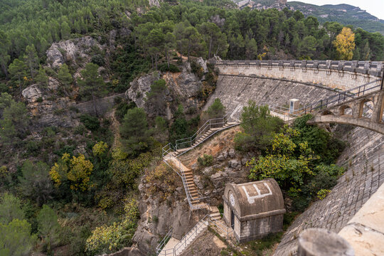 Buseo reservoir, view of stairs and interior wall
