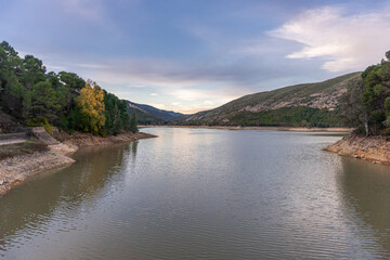 Fototapeta na wymiar Dawn in the Buseo reservoir, in Chera (Valencia, Spain)