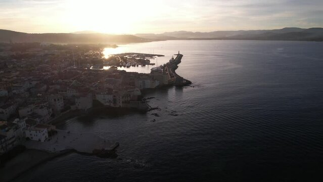 la vieille ville et le port de Saint-Tropez en fin de journ&eacute;e - Var France C&ocirc;te d'Azur M&eacute;diterran&eacute;e	