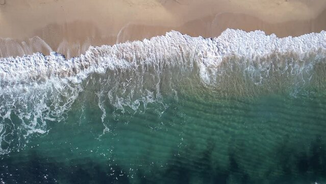 une plage de sable balay&eacute;e par des vagues - M&eacute;diterran&eacute;e