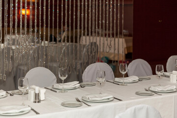 Stylishly served in white for the celebration of the table in the restaurant. Events and holidays.