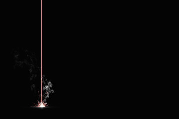 laser rouge et son impact sur fond noir