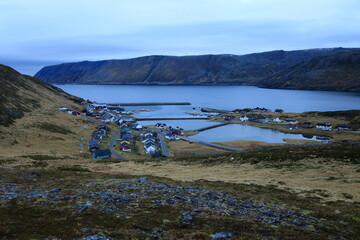 Blick auf das Fischerdorf Skarsvåg am Nordkapp in Norwegen