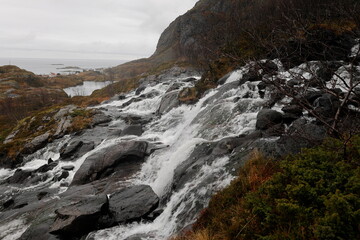 Fototapeta na wymiar Wasserfall in der Nähe von Reine in Norwegen