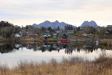 Spiegelung eines kleinen Dorfes in einem See bei Svolvaer in Norwegen