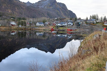Spiegelung eines kleinen Dorfes in einem See bei Svolvaer in Norwegen