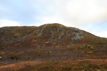 Naklejka premium Triste, felsige und karge Landschaft aus Felsen an der Küste von Svolvær in Norwegen