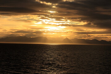 Obraz premium Sonnenuntergang an der Küste von Svolvær in Norwegen