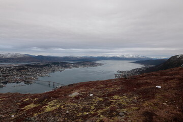 Blick über den Ort Tromsø in Norwegen auf die Berge und Fjorde im Hintergrund