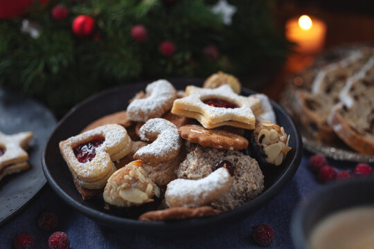 selbst gebackene Weihnachtspl&auml;tzchen im Kerzenlicht und festlicher Atmosph&auml;re
