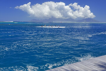 pirogue dans le lagon de tahiti - obrazy, fototapety, plakaty