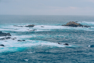 Naklejka premium Rocky beach and ocean view on a moody overcast day, Monterey Bay, California