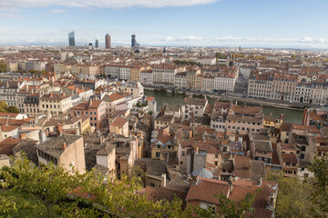 Fototapeta na wymiar panorama de la ville de Lyon et de ses différents quartiers anciens et modernes