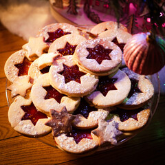 Biscuit étoile avec confiture sur une coupelle