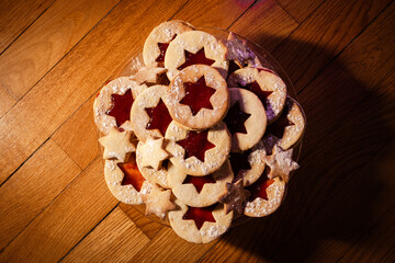 Biscuit étoile avec confiture sur une coupelle