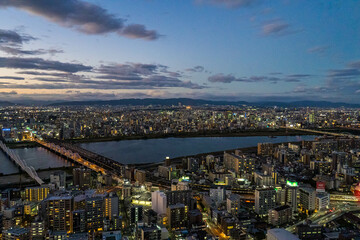 梅田スカイビルの空中庭園展望台から見る大阪の夜景