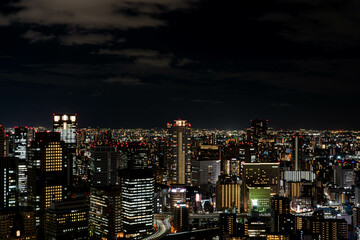 Fototapeta na wymiar 梅田スカイビルの空中庭園展望台から見る大阪の夜景