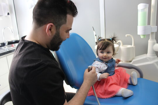 bella doncella en clinica dental
