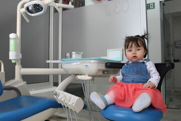 bella doncella en clinica dental