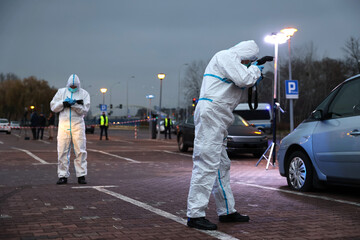 Policja prowadzi oględziny na miejscu przestępstwa. © FotoDax