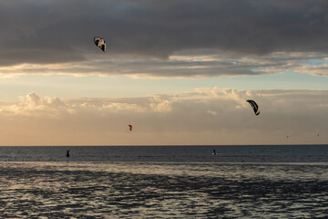 Kitesurfen bei Sonnenuntergang am Brouwersdam in Zeeland