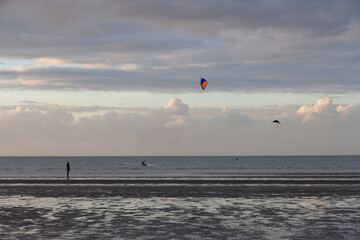 Kitesurfen bei Sonnenuntergang am Brouwersdam in Zeeland