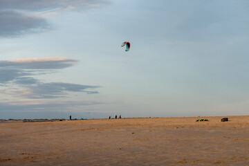 Kitesurfen bei Sonnenuntergang am Brouwersdam in Zeeland