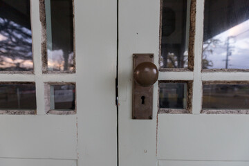 日本の観光地の昔の洋風のドアの様子