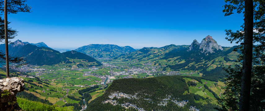 Blick vom Stooshorn auf den Talkessel Schwyz Richtung Wildspitz.