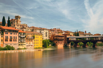 Italienische Stadt mit Brücke