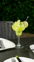 cocktail de tequila Margarita de limon servida en un restaurante con limon amarillo de garnitura