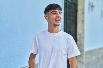 Obraz premium Young hispanic man smiling confident looking to the side at street