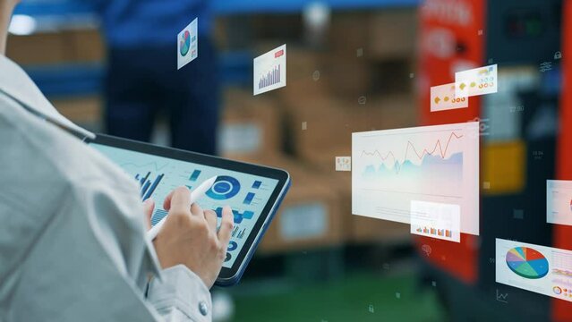 倉庫でタブレットPCを使う作業員と電子データ