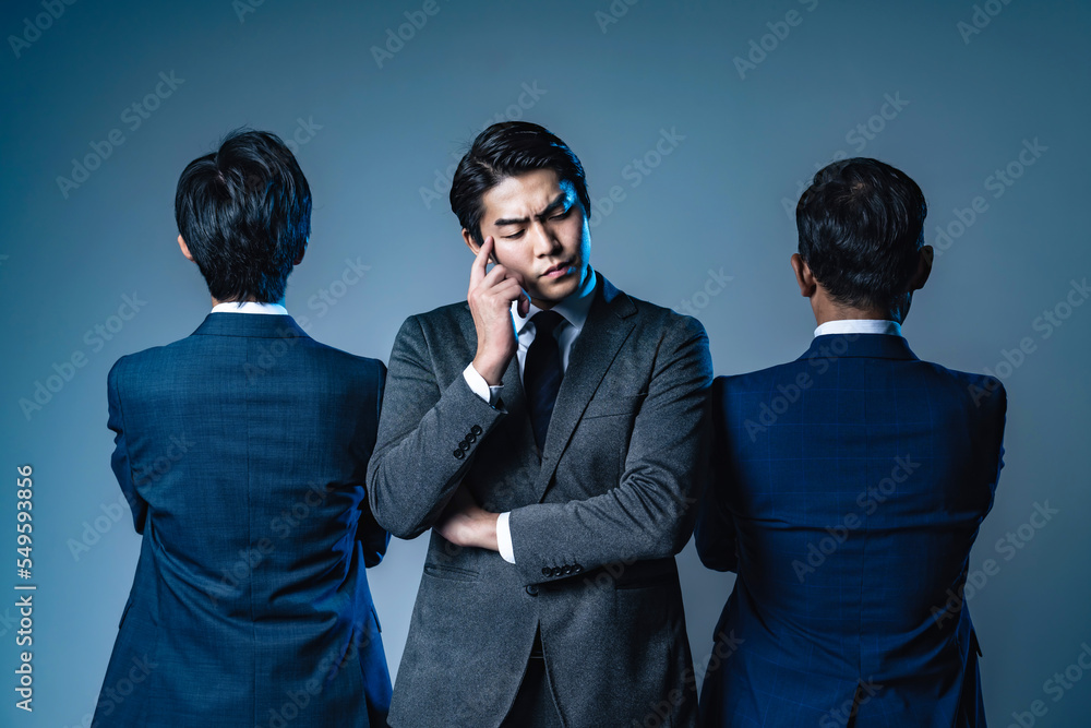 Aufkleber 上司と部下の間で悩むビジネスマン　板挟みの管理職イメージ