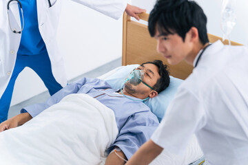 Obraz premium 救急搬送される患者 緊急救命士 重病患者