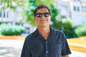Obraz premium Middle age man smiling confident standing at park