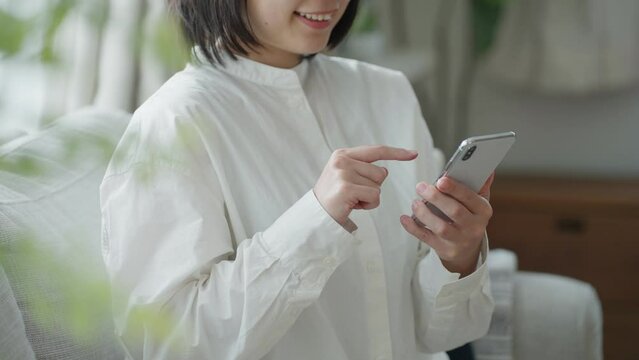 スマートフォンを操作するミドル女性
