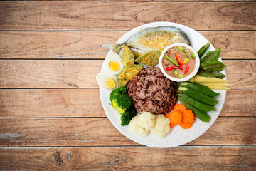 Rice with Shrimp Paste Chili Paste with Fried Mackerel and vegetable Set