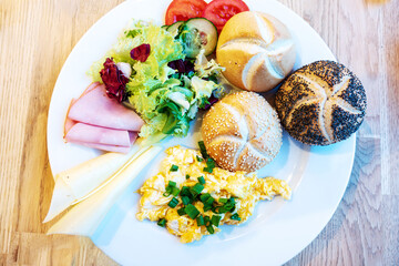 Omelet with ham, tomato and green salad