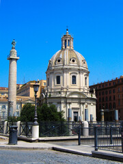 Obraz premium Trajan's column and Chiesa del Santissimo Nome di Maria al Foro Traiano (Church) in Rome, Italy