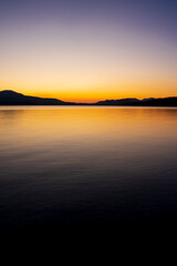 美しいグラデーションの空を反射する湖の風景。